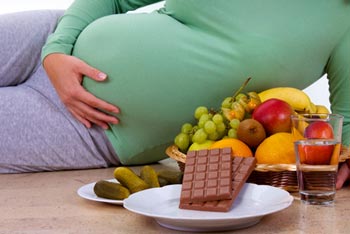 На каком месяце беременности хочется постоянно есть. Чего из еды хочется беременным женщинам чаще всего? Почему хочется сладкого